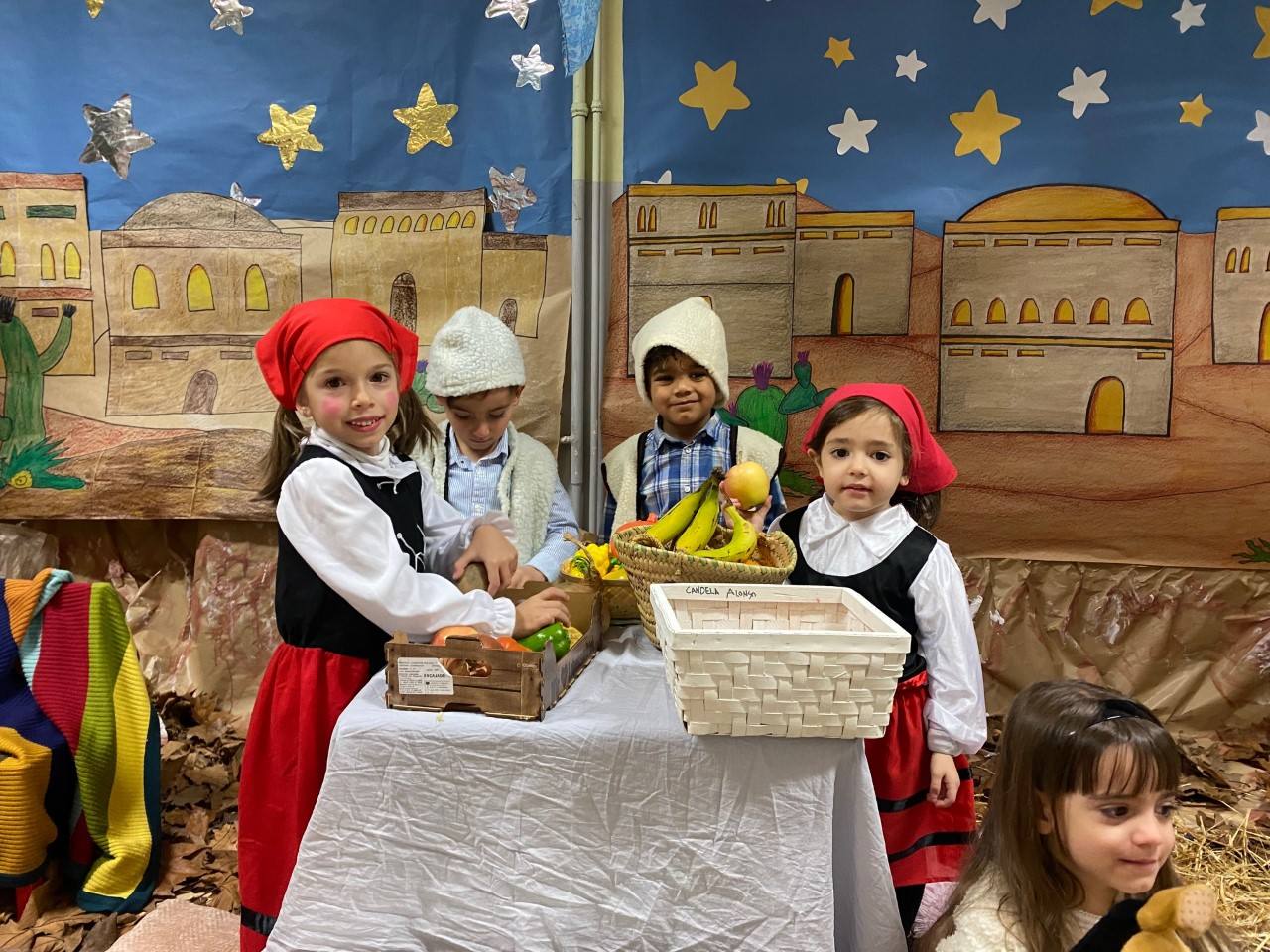 Alumnos, profesores y padres se han volcado en la preparación del belén viviente 