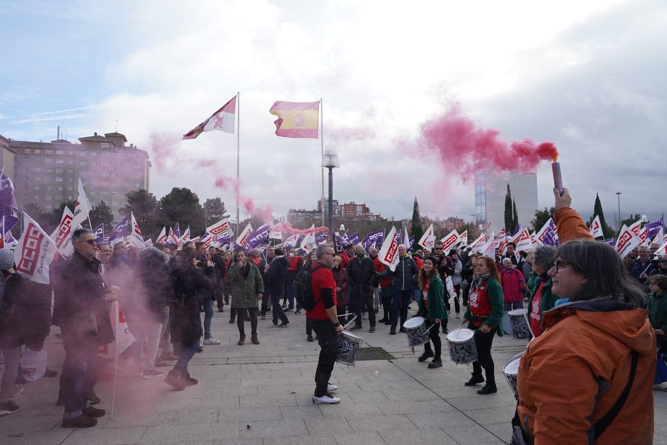 Fotos: Protesta a las puertas de las Cortes contra los presupuestos de la Junta