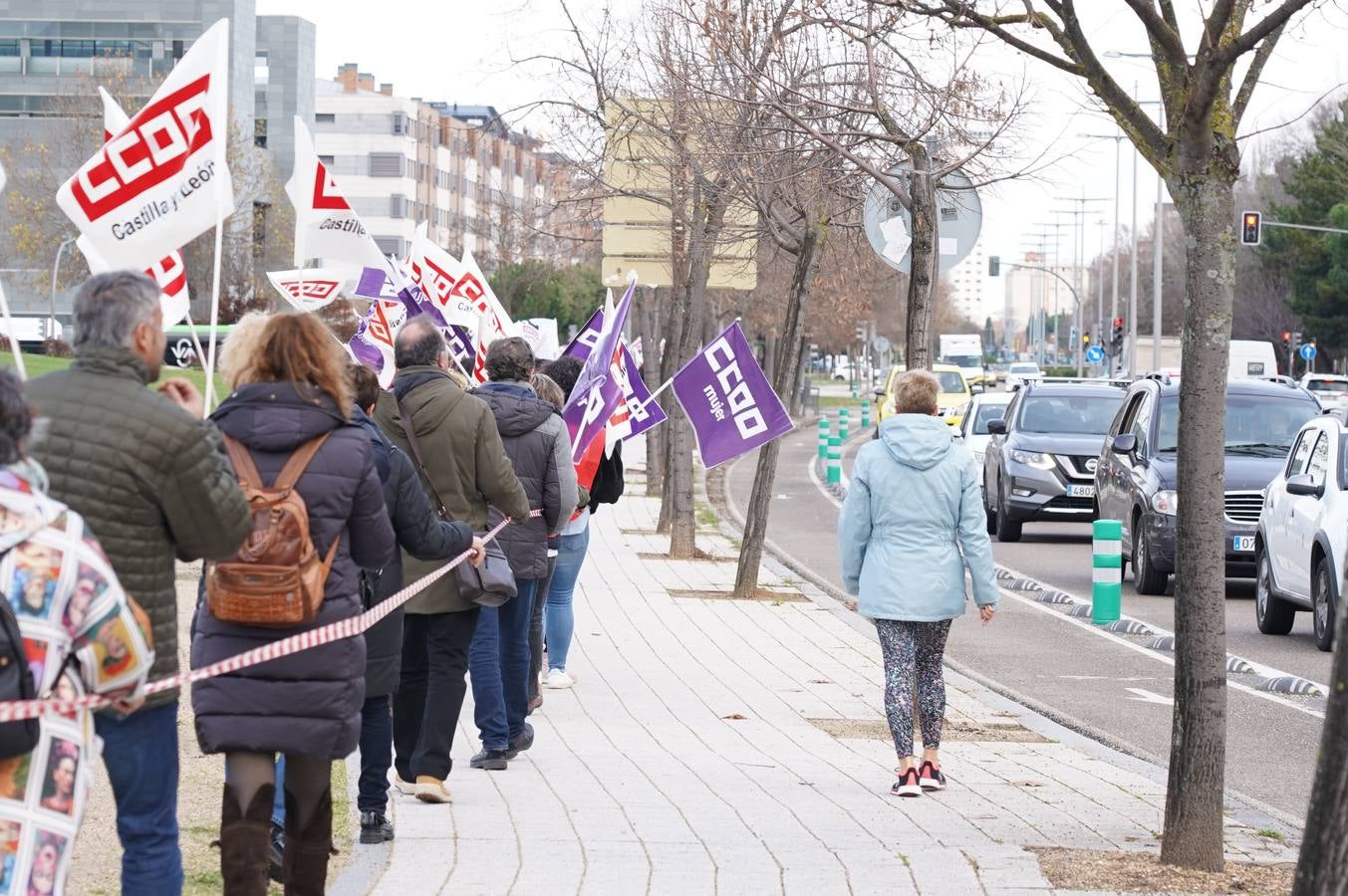 Fotos: Protesta a las puertas de las Cortes contra los presupuestos de la Junta