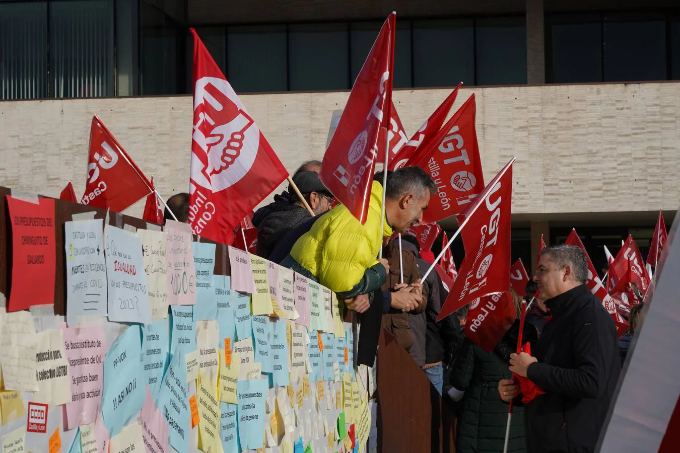 Fotos: Protesta A Las Puertas De Las Cortes Contra Los Presupuestos De ...