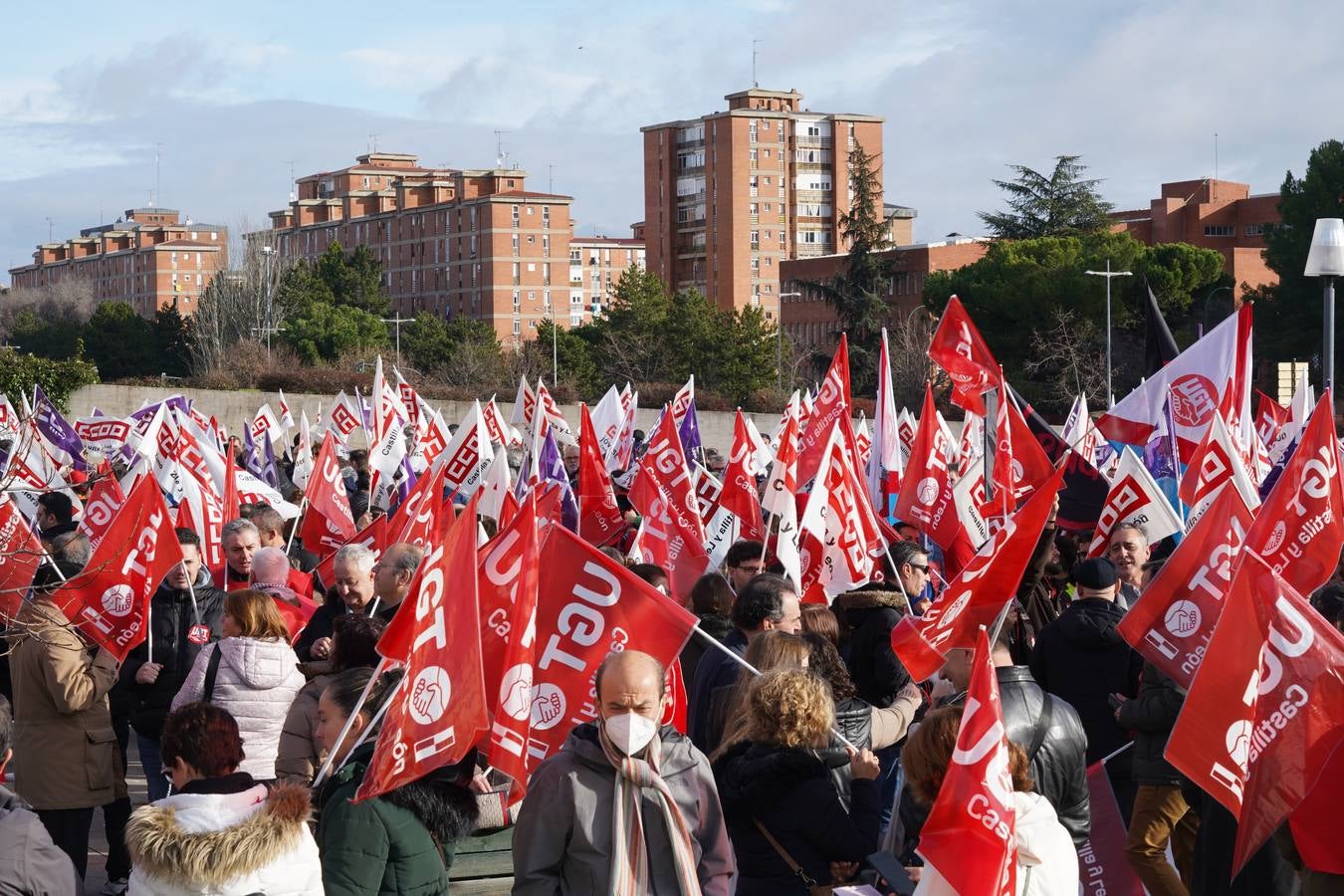 Fotos: Protesta a las puertas de las Cortes contra los presupuestos de la Junta