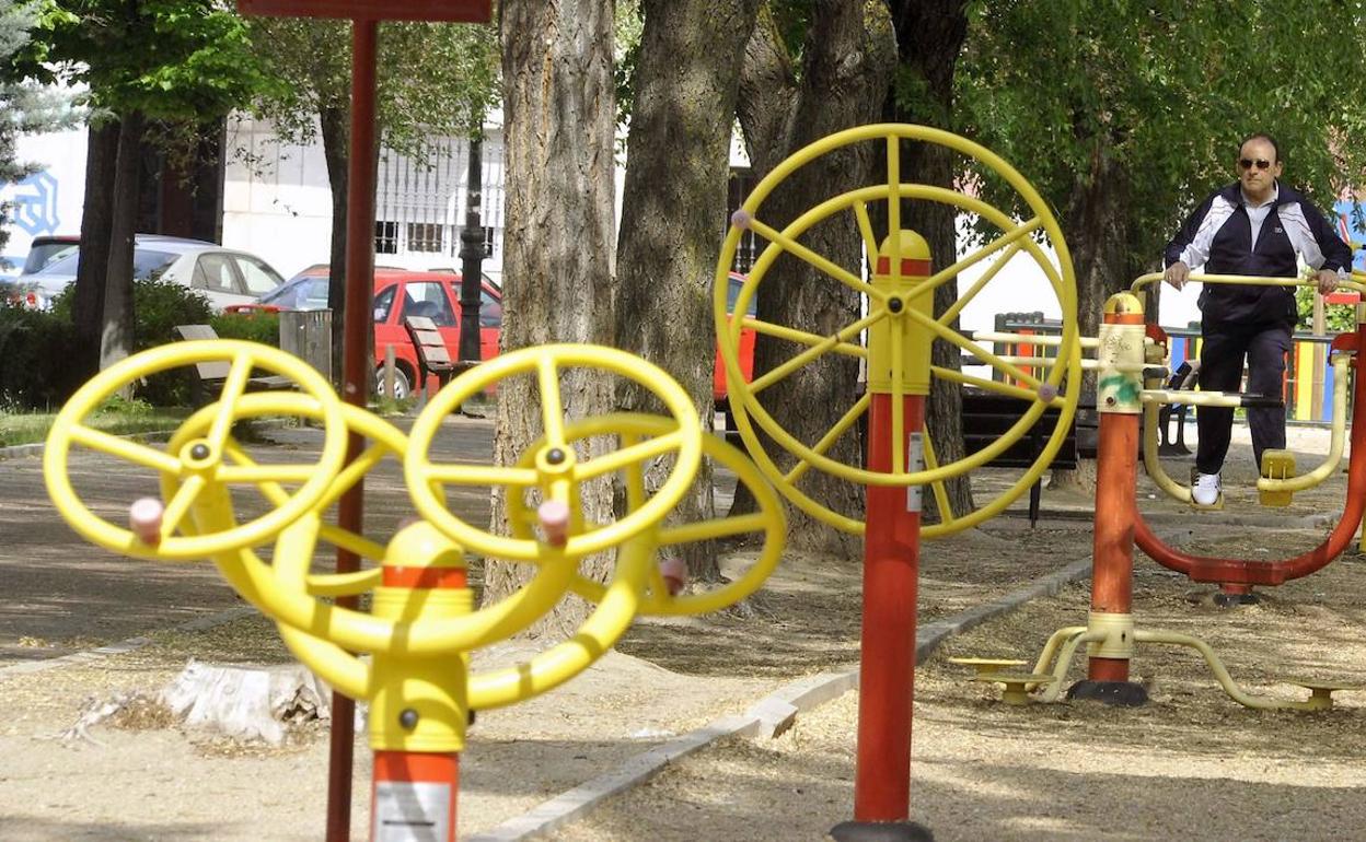 Un hombre hace ejercicio en un parque biosaludable de Medina del Campo. 