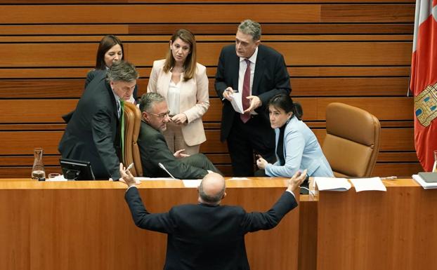 Francisco Igea se dirige a los miembros de la Mesa de las Cortes. 