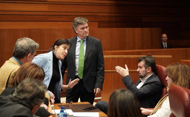 Luis Tudanca y Ana Sánchez (PSOE) hablan durante el receso en presencia de Francisco Vázquez (PP). 