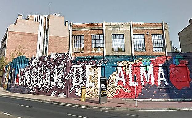 El mural del grupo Boa Mistura sobre los restos de la fábrica textil Hemalosa, que acaban de ser demolidos. 