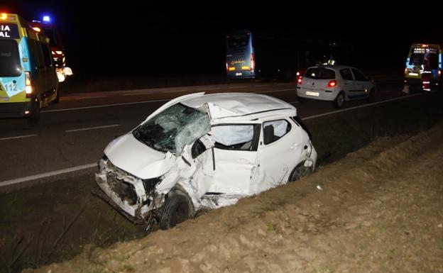 Choque entre un autobús y un turismo en el cruce de Riolobos