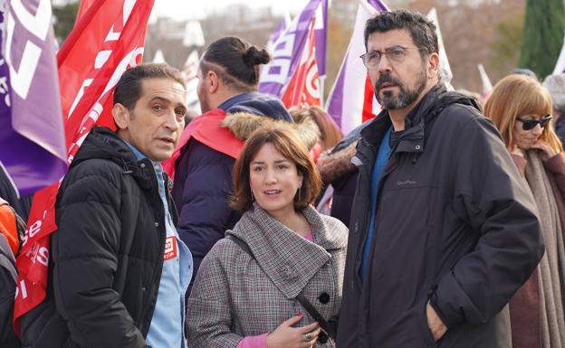 Vicente Andrés (CCOO) con los concejales de Valladolid Toma la Palabra, María Sánchez y Alberto Bustos. 