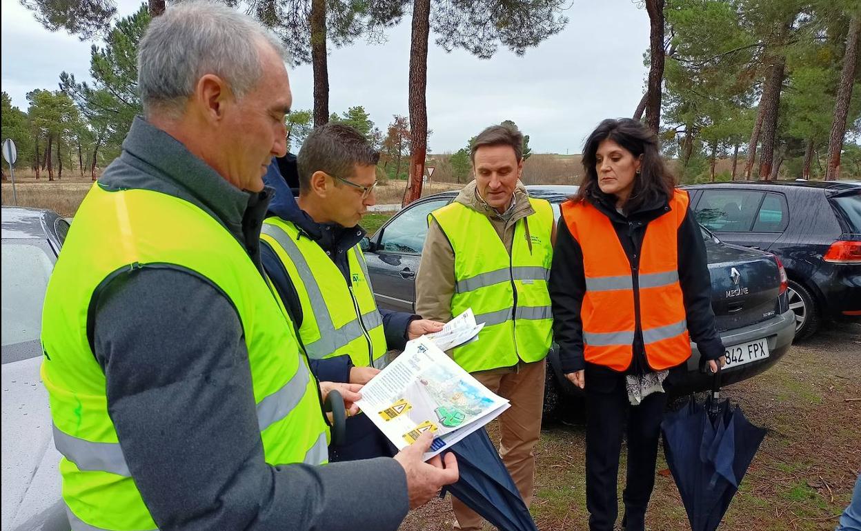 El delegado de la Junta (en primer plano), durante la inauguración de la señalización. 