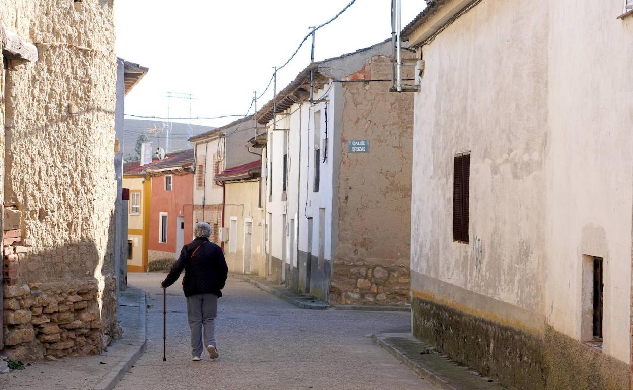 Una mujer camina por un pueblo de Valladolid. 