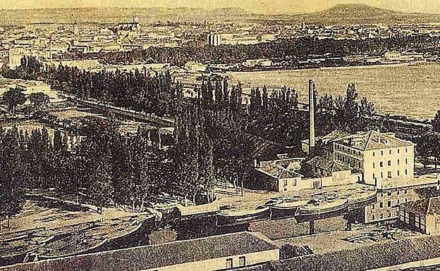 Imagen principal - Panorámica de la dársena del Canal de Castilla, con el picón que ocupaba la fundición (siglo XIX) y la posterior fábrica textil (1938). Debajo, la fachada de la textil Hemalosa antes de su derribo en 2001. A la derecha, la parte posterior de la residencia Ballesol que mira al canal. 