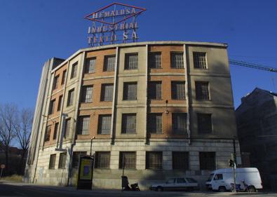 Imagen secundaria 1 - Panorámica de la dársena del Canal de Castilla, con el picón que ocupaba la fundición (siglo XIX) y la posterior fábrica textil (1938). Debajo, la fachada de la textil Hemalosa antes de su derribo en 2001. A la derecha, la parte posterior de la residencia Ballesol que mira al canal. 