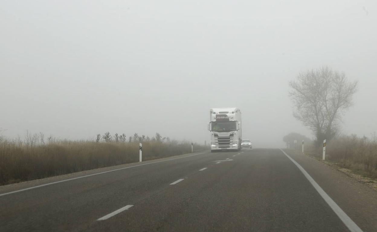 Niebla en una carretera, en una imagen de archivo.