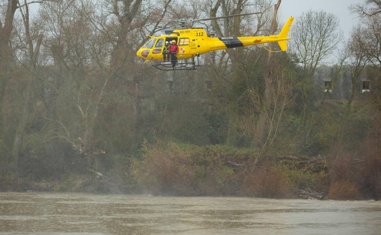 Dos rescatadores buscan desde un helicóptero a Guillermo Álvarez durante las primeras jornadas de búsqueda.