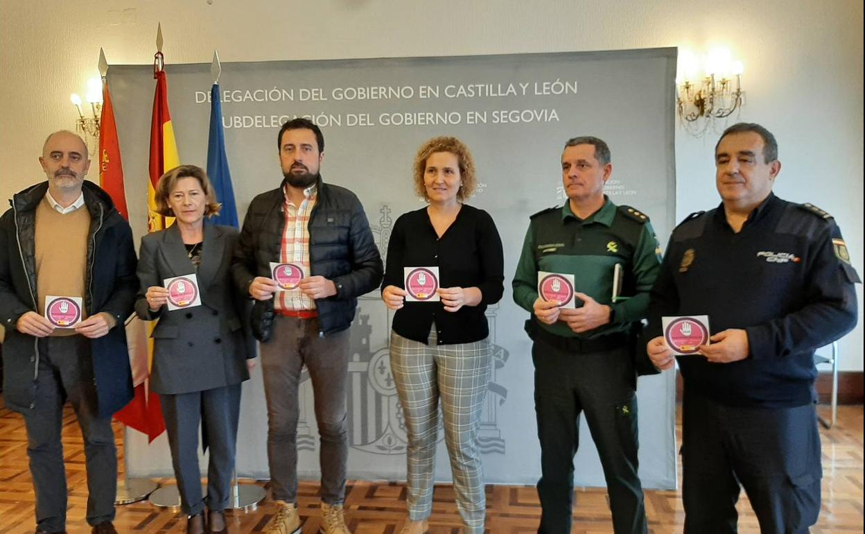 Autoridades, representantes de asociaciones de hostelería y responsables de las Fuerzas y Cuerpos de Seguridad del Estado, con los tapavasos.