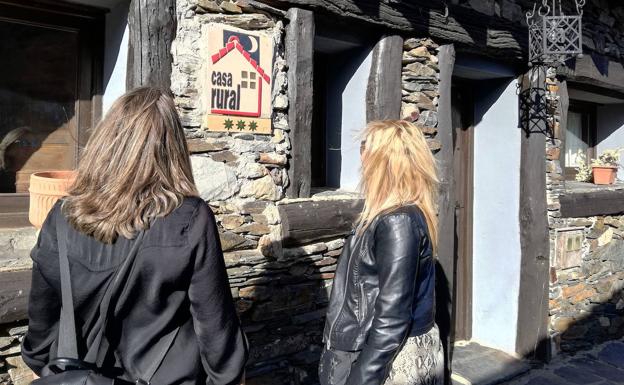 Dos mujeres, a la entrada de una casa rural.