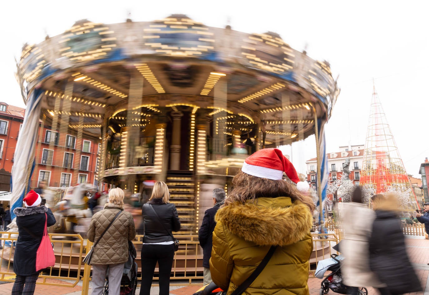 Una pareja abrazada en la Plaza Mayor de Valladolid en Navidad