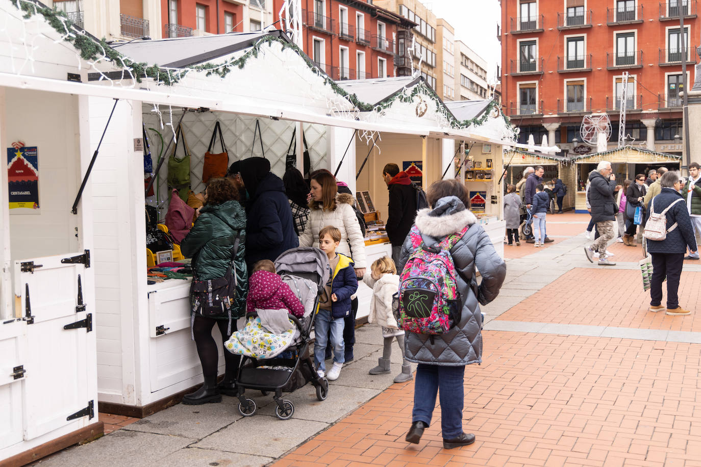 Una pareja abrazada en la Plaza Mayor de Valladolid en Navidad