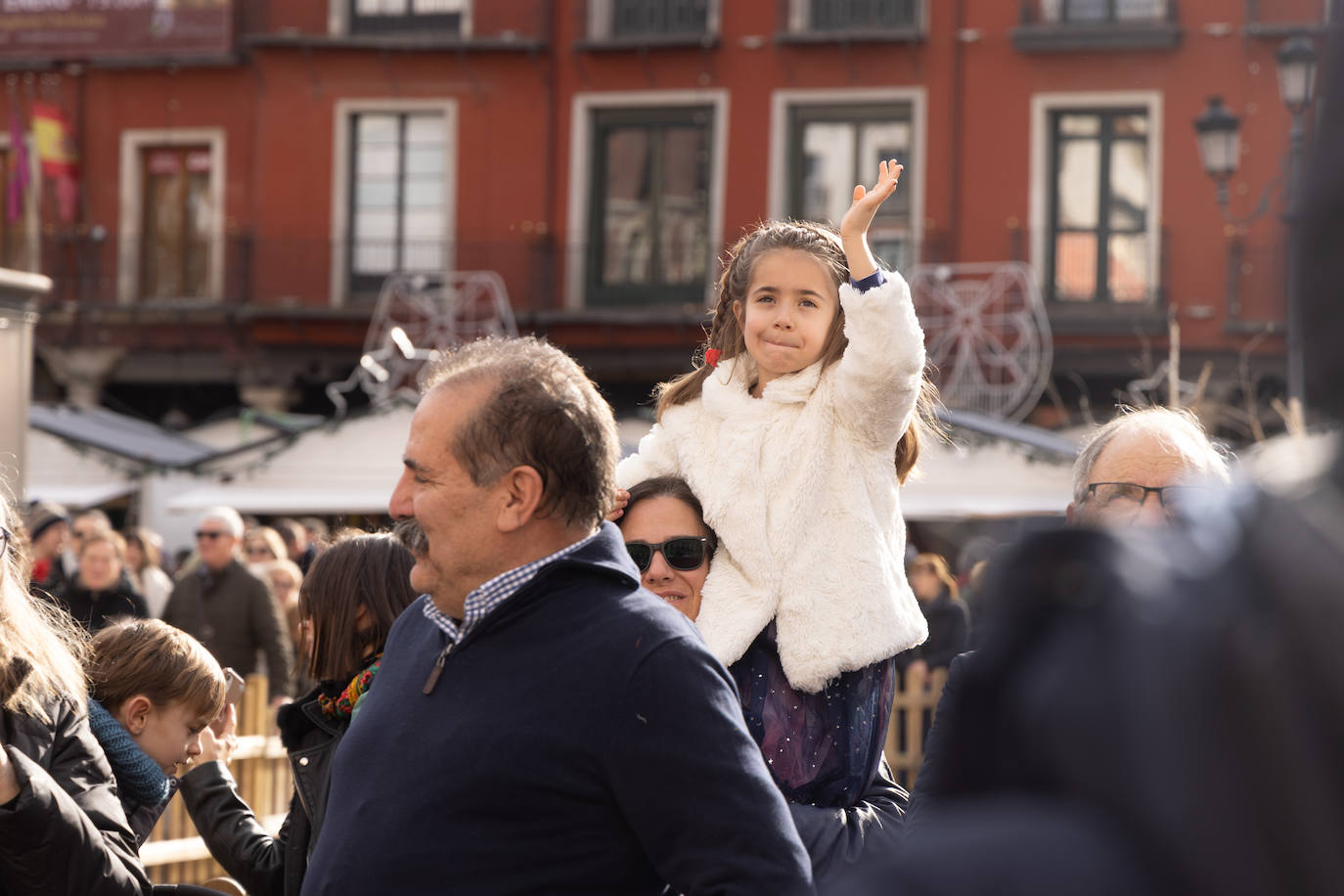 Una pareja abrazada en la Plaza Mayor de Valladolid en Navidad