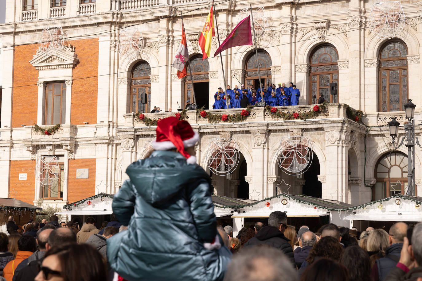 Una pareja abrazada en la Plaza Mayor de Valladolid en Navidad