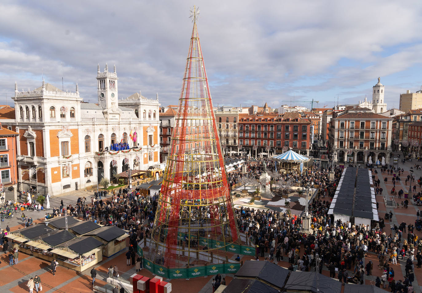 Una pareja abrazada en la Plaza Mayor de Valladolid en Navidad