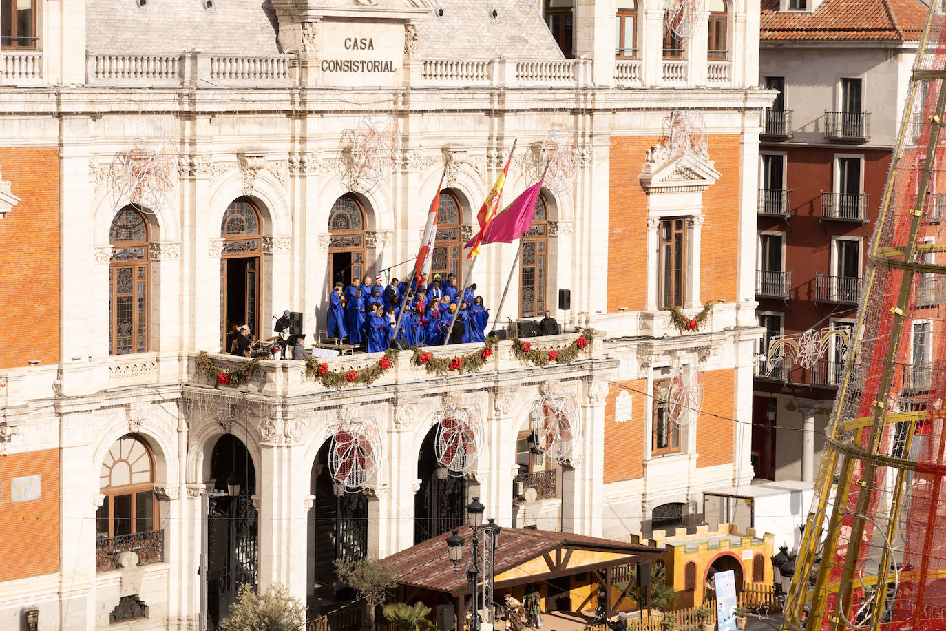 Una pareja abrazada en la Plaza Mayor de Valladolid en Navidad