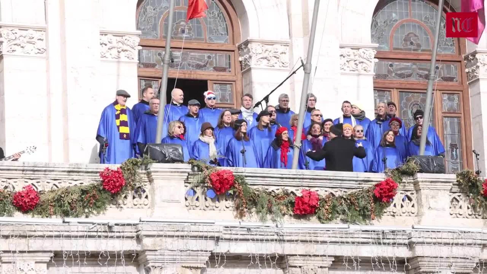 El coro de góspel Good News pone banda sonora a la Plaza Mayor de Valladolid