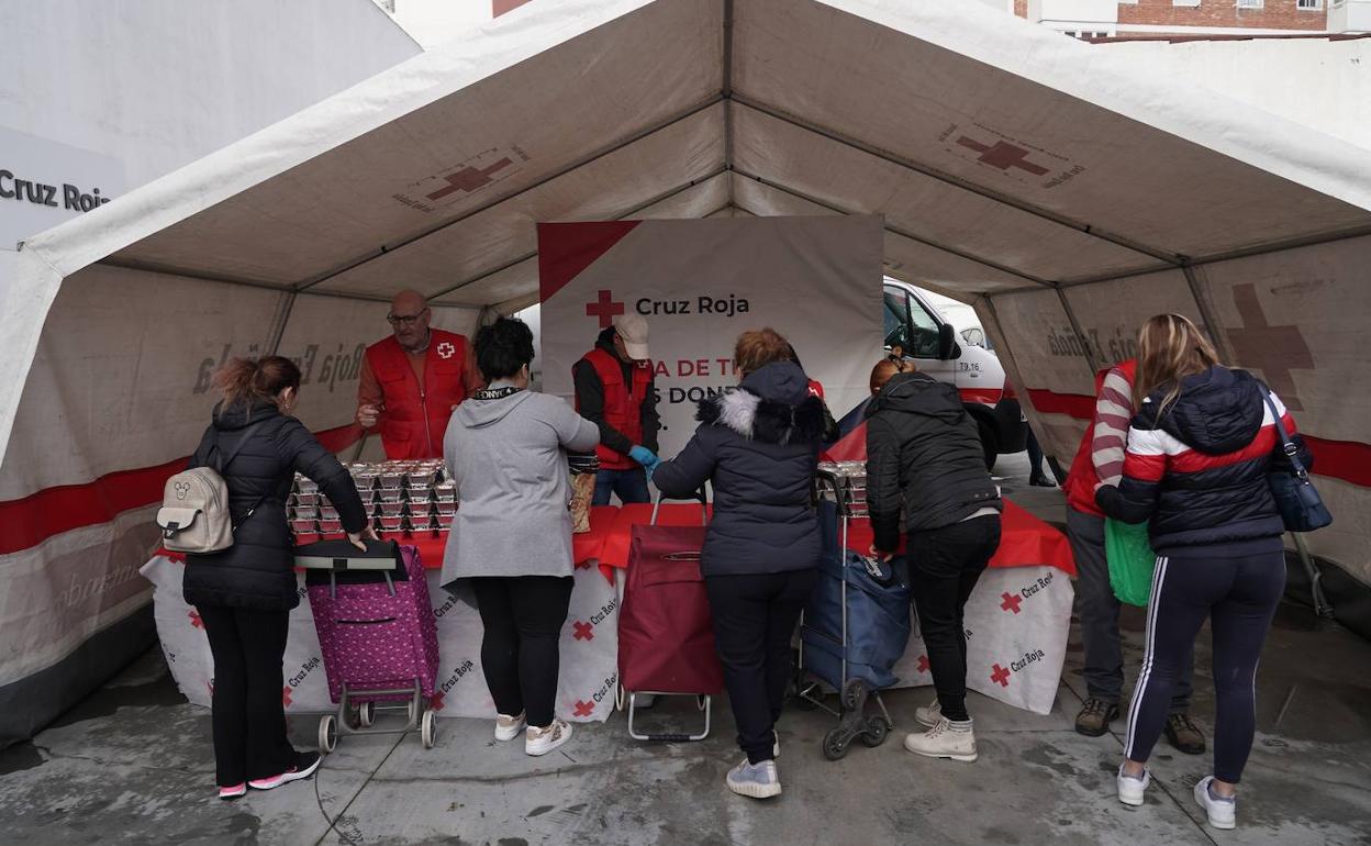 Reparto de alimentos en la sede de Cruz Roja de la calle Pólvora. 