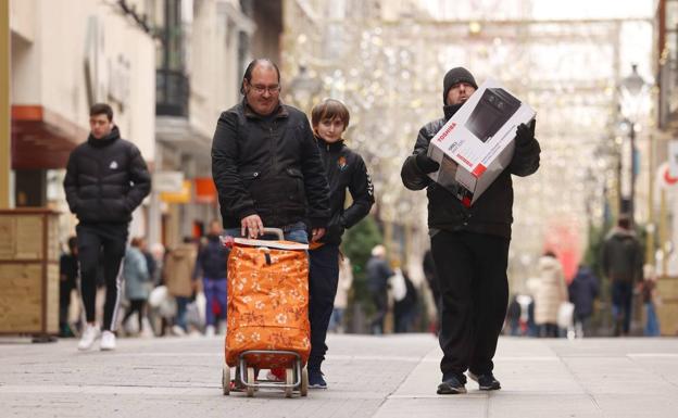 Últimas compras navideñas en la calle Santiago antes de la Nochebuena. 