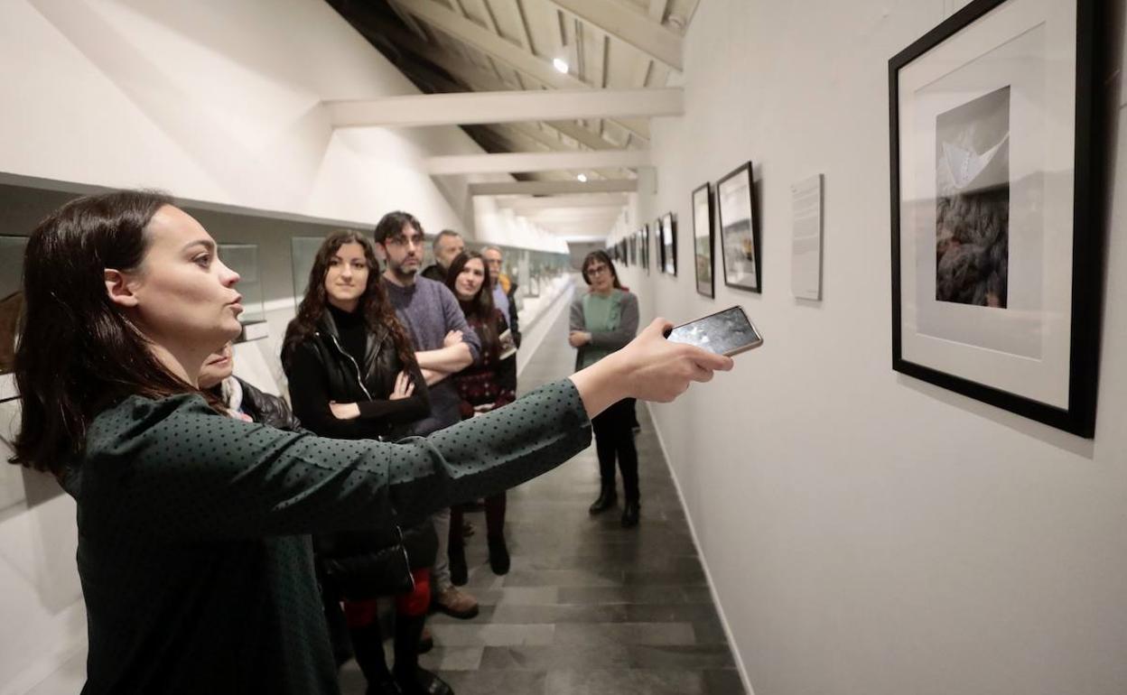 Visita a la muestra de Teresa Ulloa. 