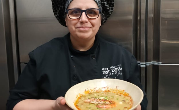 La chef del restaurante España, ubicado en la localidad zamorana de Fermoselle, Mar Marcos con un plato de verdinas a la marinera