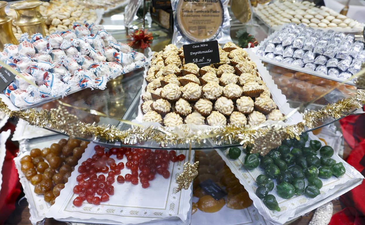 Estantería con dulces tradicionales de Navidad.