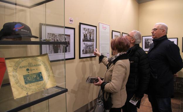 Imagen principal - Sobre estas líneas, Martín, con Luis Eduardo Aute y José Luis López Vázquez. Arriba, la exposición. 