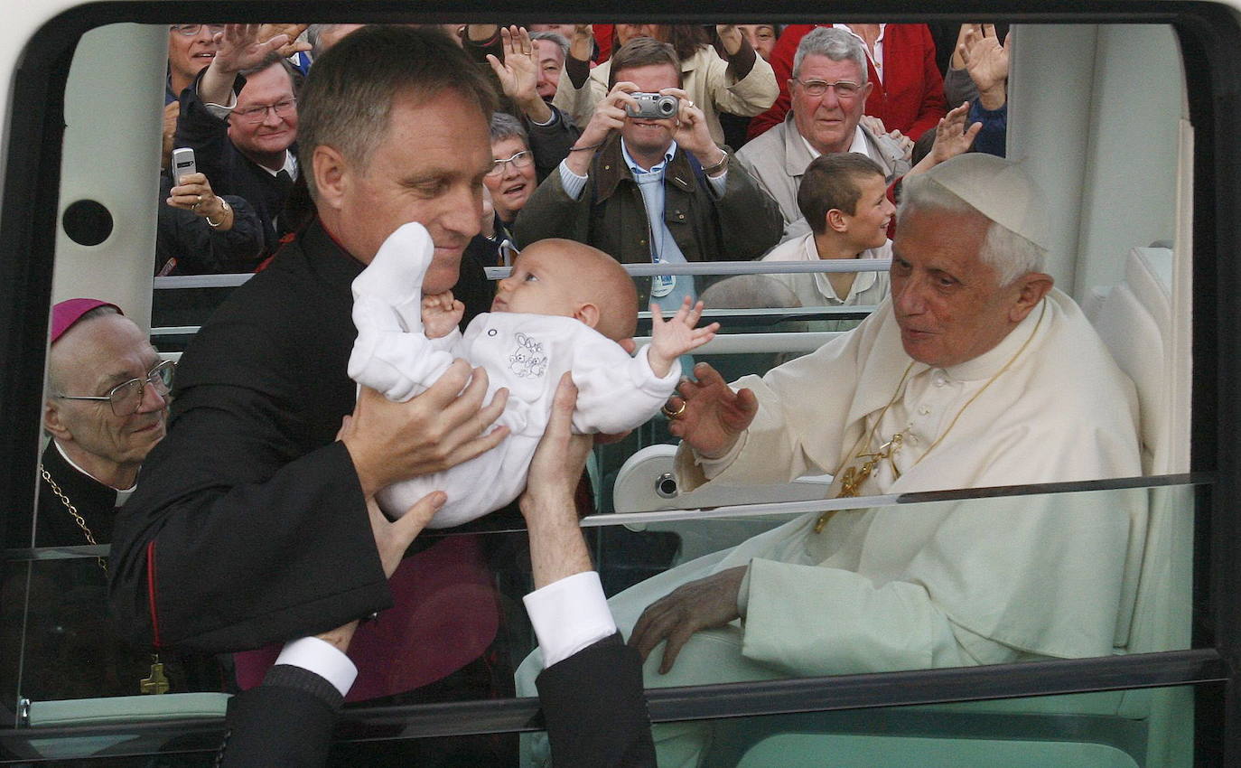 Un bebé es presentado al Papa para recibir su bendición.