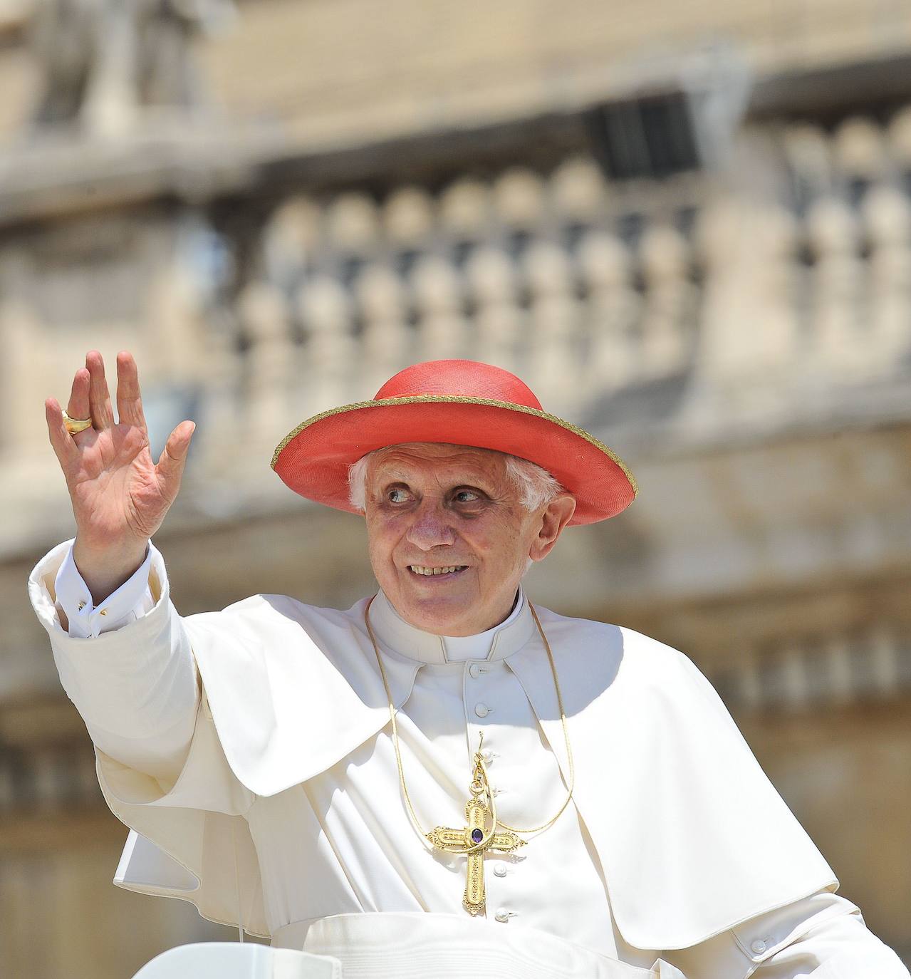 El Papa saluda a sus fieles reunidos en la Plaza de San Pedro, en el Vaticano.