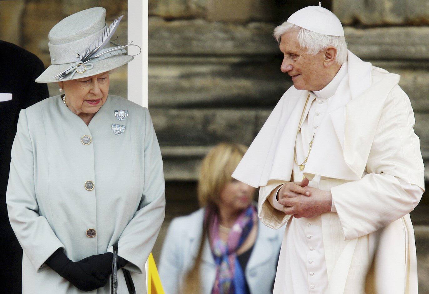 La difunta reina Isabel de Gran Bretaña se encuentra con el Papa Benedicto XVI en el Palacio de Holyroodhouse, en Edimburgo (Escocia).