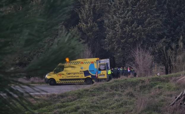 Imagen principal - Servicios de emergencia y Guardia Civil, en el lugar de los hechos.