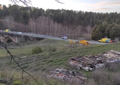 Imagen secundaria 1 - Servicios de emergencia y Guardia Civil, en el lugar de los hechos.