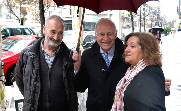 Nicolás Gómez, Víctor J. Zurita y Yolanda Gómez, en la calle Gamazo.