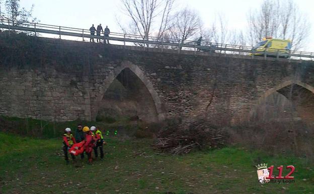 Rescate del hombre herido en el accidente de moto ocurrido este lunes en Coca.