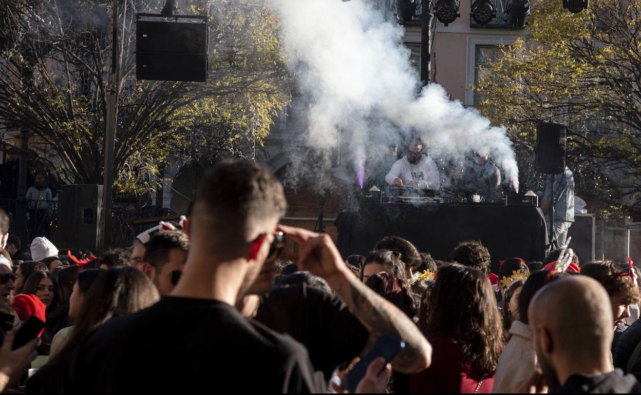 Cientos de jóvenes, ante el escenario con actuación musical durante la Tardebuena.