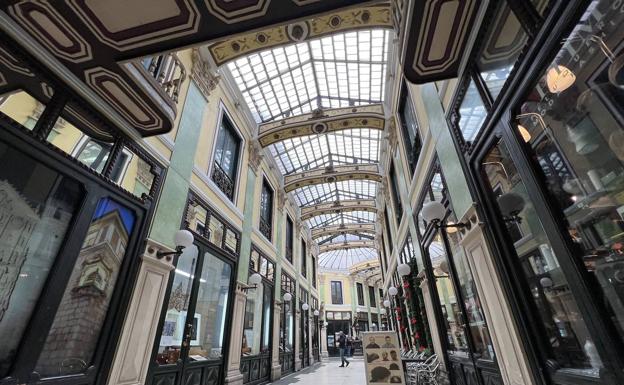 Imagen principal - Edificios históricos de Valladolid: Pasaje Gutiérrez, la galería comercial donde juegan los protagonistas de la novela &#039;Paul et Virginie&#039;