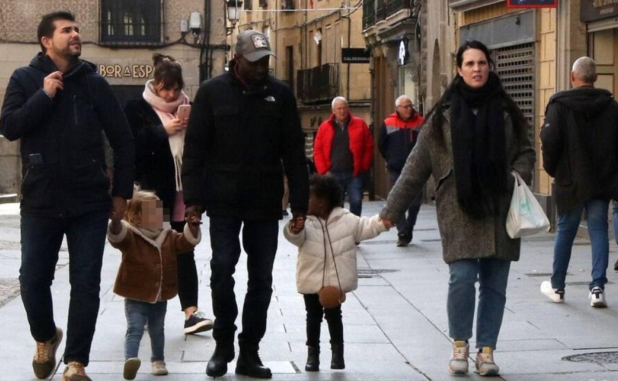 Un grupo de personas pasea por la Calle Real de Segovia.