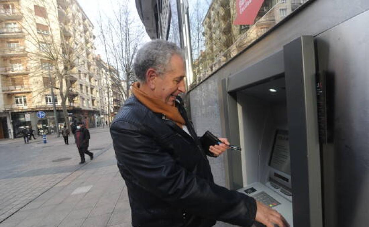 Un cliente hace uso del cajero automático 