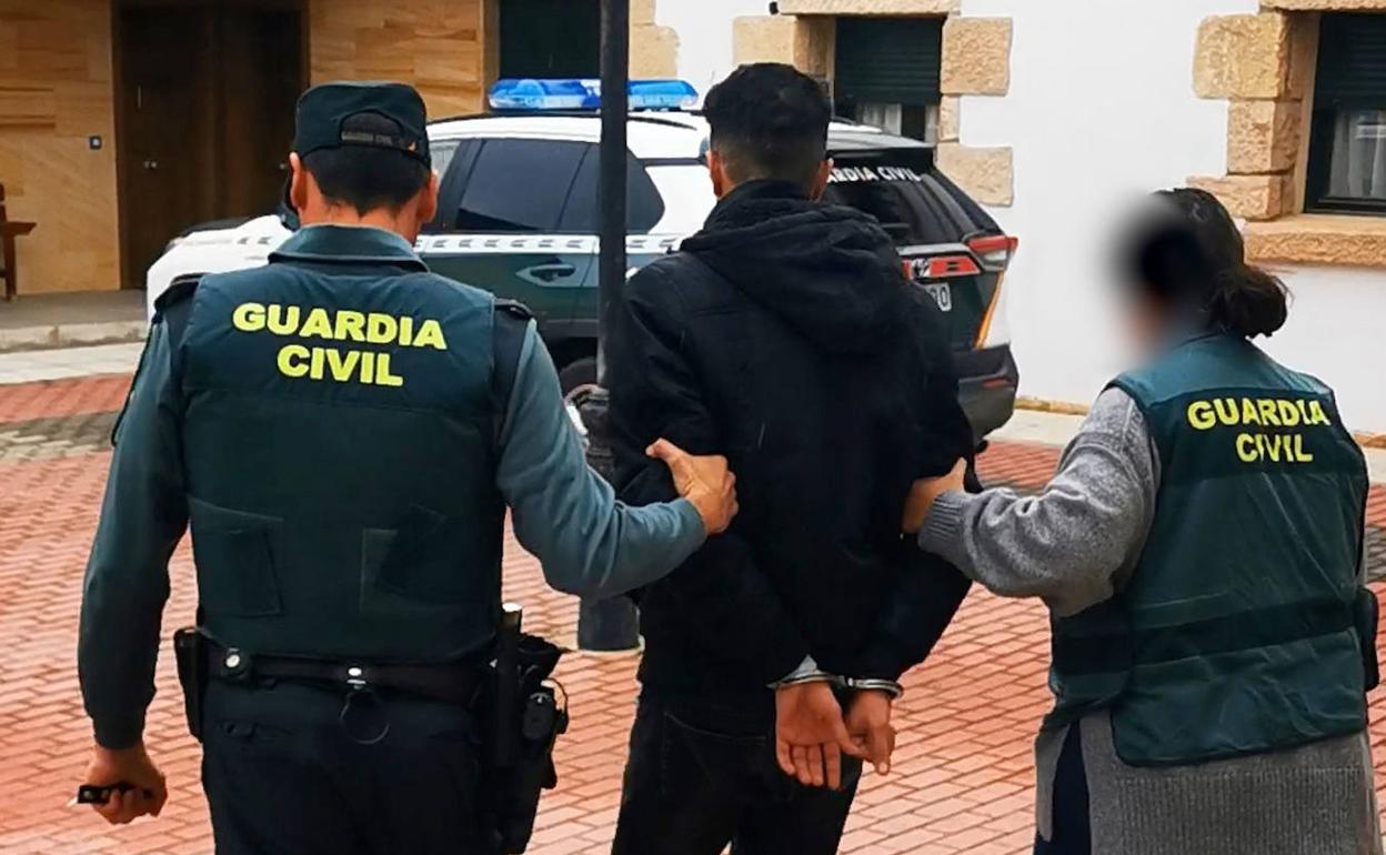 Detención reciente de un hombre por robar y ocupar casas en la provincia de Segovia. 