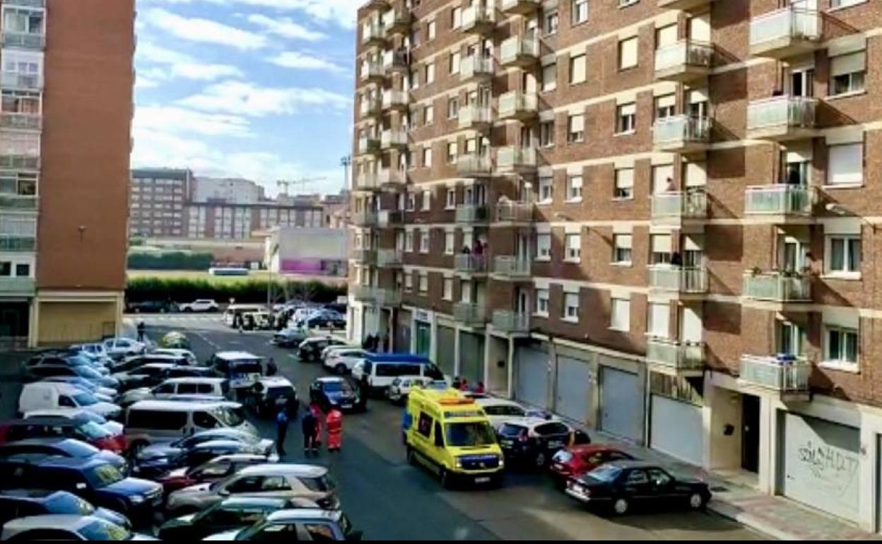 Unidades policiales y ambulancia en el lugar de los hechos.