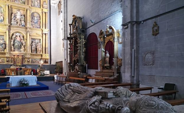 Imagen principal - En la primera imagen, el interior de la iglesia de la Magdalena, en primer término el sepulcro de D. Pedro de la Gasca y al fondo de la imagen, la lápida de Sanctome. En las otras fotos puede verse la firma en la Carta Real de Felipe II por la que concede el título de ciudad a la villa de Valladolid y el detalle de la lápida de Sanctome. 