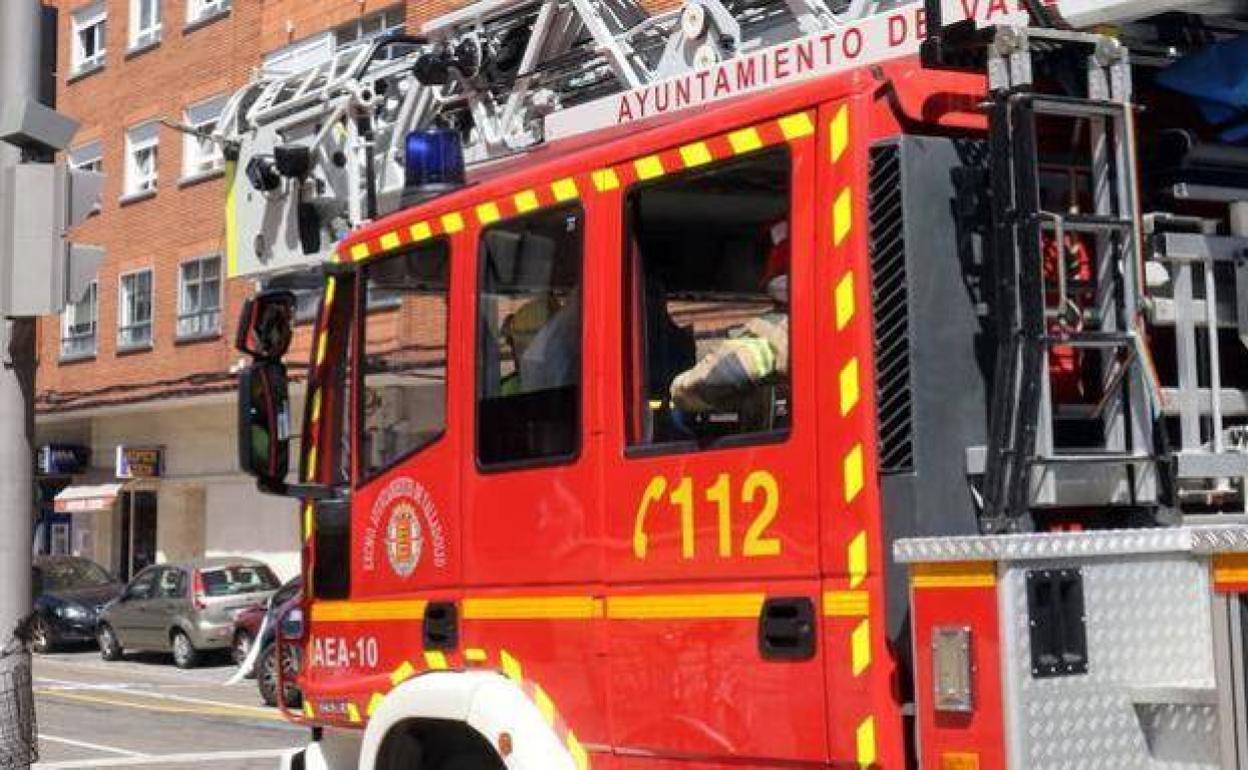 Sofocan el incendio de un vehículo en un desguace de Valladolid