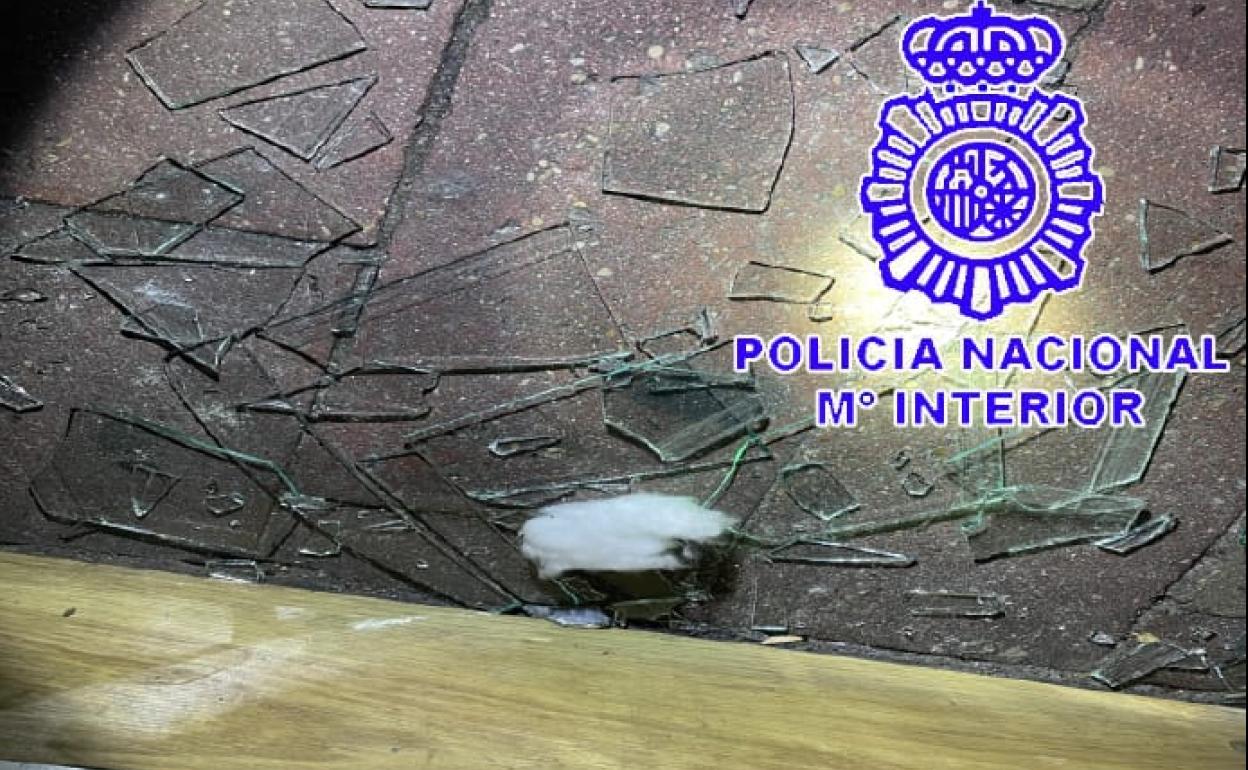 Estado en el que quedó la cristalera de la puerta tras el asalto. 