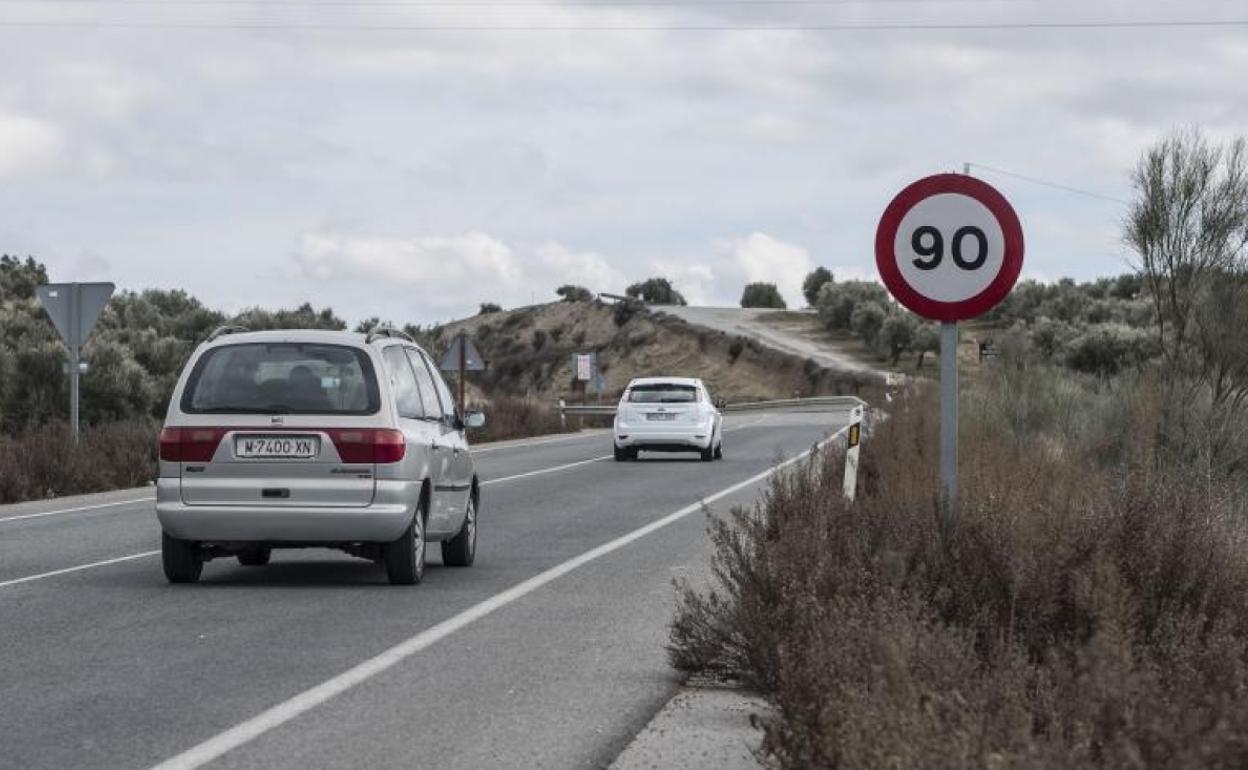 Señal de límite de velocidad en una carretera secundaria. 