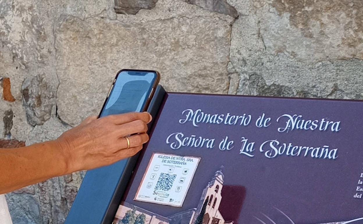 Consulta de un código QR en la iglesia de Nuestra Señora de La Soterraña.